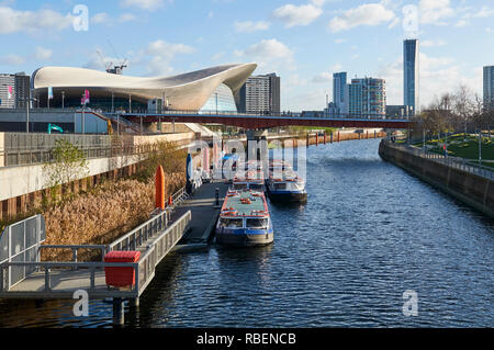 Il fiume acquedotto e il London Aquatics Centre a Stratford, East London UK, CON IMBARCAZIONI DA FIUME Foto Stock