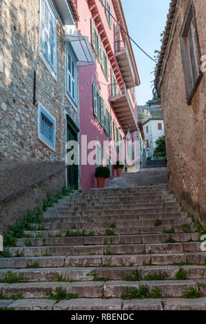 Tipico greco strada laterale in una giornata di sole nella città di Nafplion o Nafplio, Peloponneso, Grecia Foto Stock