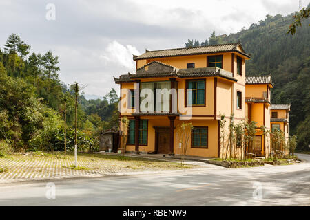 Tre piani di edilizia residenziale in prossimità della strada in montagna Foto Stock