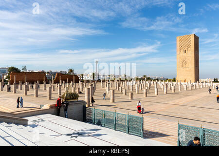 Rabat, Marocco - 29 Novembre 2018: turisti visitano la torre Hassan o Tour Hassan che è il minareto di una moschea incompleto a Rabat, Marocco. Foto Stock