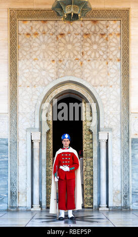 Rabat, Marocco - 29 Novembre 2018: una guardia sta davanti al Mausoleo di Mohammed V che è un mausoleo situato sul lato opposto della Hassan T Foto Stock