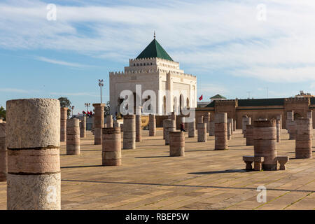 Rabat, Marocco - 29 Novembre 2018: il Mausoleo di Mohammed V che è un mausoleo situato sul lato opposto della Torre Hassan, sul Yacoub al Foto Stock