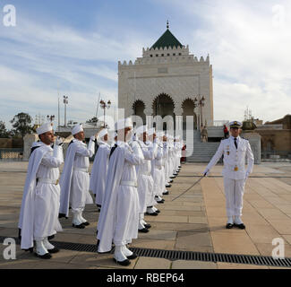 Rabat, Marocco - 29 Novembre 2018: soldati partecipare ad una cerimonia di fronte al Mausoleo di Mohammed V che è un mausoleo situato sulla oppo Foto Stock