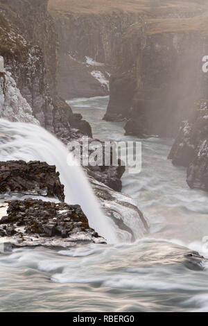 Vista in dettaglio di una grande cascata, movimento di acqua in una lunga esposizione, la riflessione della luce del sole sull'acqua, la formazione di ghiaccio sulla riva del mare, la vista è le Foto Stock