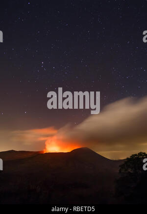 Notte incredibile vista del vulcano attivo e un cielo stellato Foto Stock