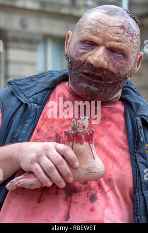 Partecipante in pieno il trucco e Costume al Birmingham Zombie a piedi - 18 giugno 2016, Birmingham, Inghilterra Foto Stock