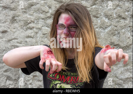 Partecipante in pieno il trucco e Costume al Birmingham Zombie a piedi - 18 giugno 2016, Birmingham, Inghilterra Foto Stock