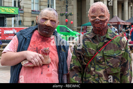 I partecipanti in pieno il trucco e Costume al Birmingham Zombie a piedi - 18 giugno 2016, Birmingham, Inghilterra Foto Stock