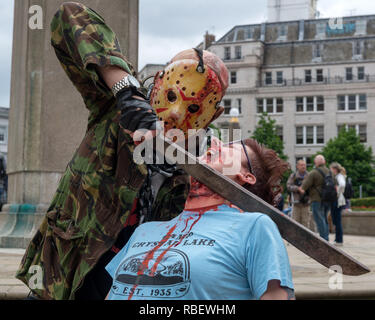 I partecipanti in pieno il trucco e Costume al Birmingham Zombie a piedi - 18 giugno 2016, Birmingham, Inghilterra Foto Stock