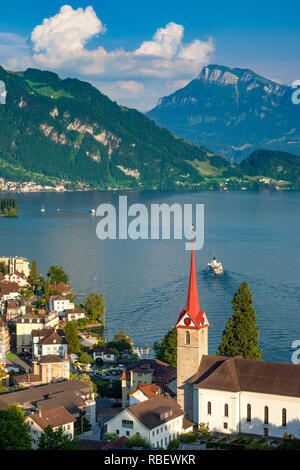 Chiesa parrocchiale di Santa Maria e il villaggio di Weggis affacciato sul Lago di Lucerna, Svizzera Foto Stock