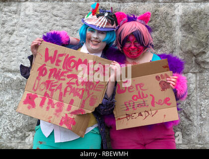 I partecipanti in pieno il trucco e Costume al Birmingham Zombie a piedi - 18 giugno 2016, Birmingham, Inghilterra Foto Stock