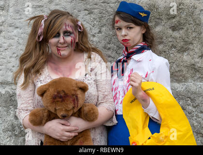 I partecipanti in pieno il trucco e Costume al Birmingham Zombie a piedi - 18 giugno 2016, Birmingham, Inghilterra Foto Stock