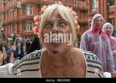 Partecipante in pieno il trucco e Costume al Birmingham Zombie a piedi - 18 giugno 2016, Birmingham, Inghilterra Foto Stock