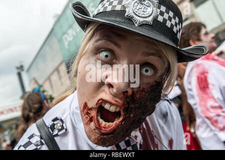 Partecipante in pieno il trucco e Costume al Birmingham Zombie a piedi - 18 giugno 2016, Birmingham, Inghilterra Foto Stock