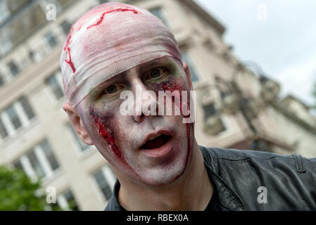 Partecipante in pieno il trucco e Costume al Birmingham Zombie a piedi - 18 giugno 2016, Birmingham, Inghilterra Foto Stock