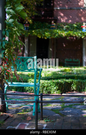 Un banco in un parco Foto Stock