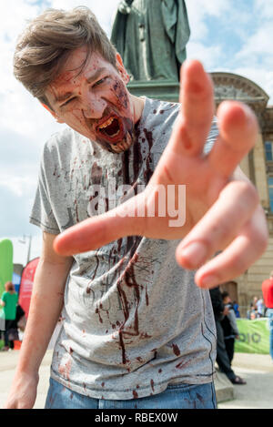 Partecipante in pieno il trucco e Costume al Birmingham Zombie a piedi - 18 giugno 2016, Birmingham, Inghilterra Foto Stock