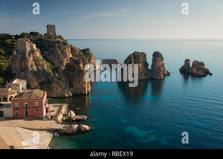 I Faraglioni nel Mare Mediterraneo e la Tonnara nella città di Scopello, ai piedi di Lo Zingaro NP in Sicilia, Italia. Foto Stock