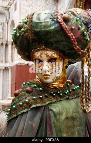 Bella maschera veneziana in Piazza San Marco durante il carnevale di Venezia. Italia Foto Stock