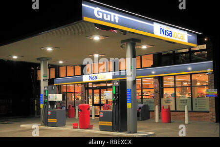 Nisa, negozio locale, Golfo, benzina, stazione di riempimento, mini supermercato, negozio, Burnham Deepdale, negozi di Deepdale, Norfolk, Regno Unito Foto Stock