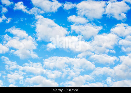 Modello di nuvole bianche sul cielo blu Foto Stock