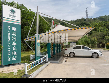 Il veicolo elettrico con stazione di ricarica in Cina Foto Stock