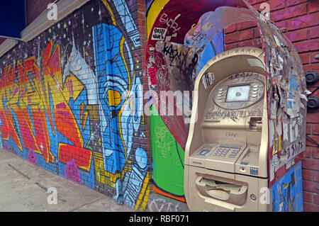 Denaro e arte, ATM a East 7th Street, East Village, Manhattan, New York, NY, STATI UNITI D'AMERICA Foto Stock