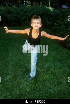 CHICAGO, IL - 7 agosto: (esclusiva) Acrobat/artista Anton Tchelnokov pone a scattare una foto il 7 agosto 1993 a Chicago, Illinois. Foto di Barry re/Alamy Stock Photo Foto Stock