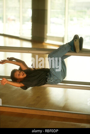 CHICAGO, IL - 7 agosto: (esclusiva) Acrobat/artista Anton Tchelnokov pone a scattare una foto il 7 agosto 1993 a Chicago, Illinois. Foto di Barry re/Alamy Stock Photo Foto Stock