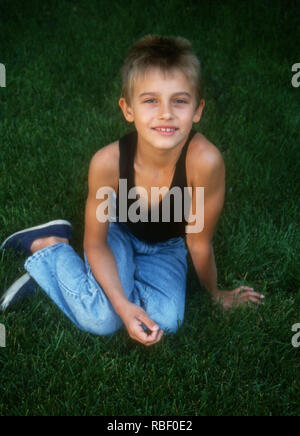 CHICAGO, IL - 7 agosto: (esclusiva) Acrobat/artista Anton Tchelnokov pone a scattare una foto il 7 agosto 1993 a Chicago, Illinois. Foto di Barry re/Alamy Stock Photo Foto Stock