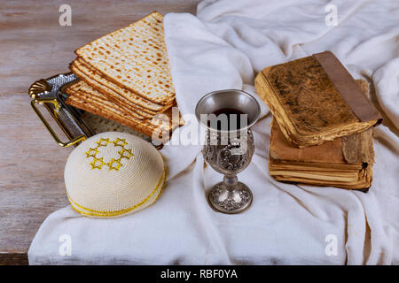 Matzo per Pasqua con barra in metallo e il vino sulla tavola da vicino Foto Stock