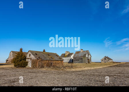 Isolato azienda abbandonata nel midwest rurale in una fredda giornata invernale e. Foto Stock