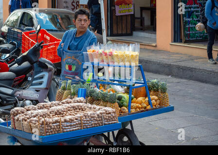 Uomo locali vendono frutti in strada, San Cristobal de las Casas, Chiapas, Messico Foto Stock