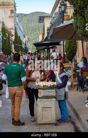 La gente del posto comprare un gelato in strada, San Cristobal de las Casas, Chiapas, Messico Foto Stock