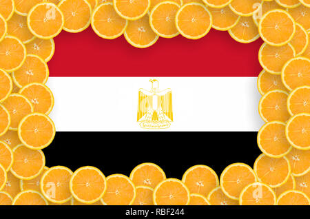 Bandiera dell'Egitto in frame di orange agrumi fette. Concetto di crescita nonché di importazione ed esportazione di agrumi Foto Stock