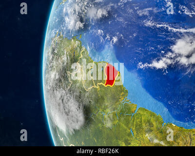 Guiana francese dallo spazio sul modello del pianeta Terra con i confini e molto dettagliata della superficie planet e nuvole. 3D'illustrazione. Gli elementi di questo Foto Stock