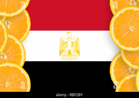 Bandiera dell'Egitto nel telaio verticale di orange agrumi fette. Concetto di crescita nonché di importazione ed esportazione di agrumi Foto Stock