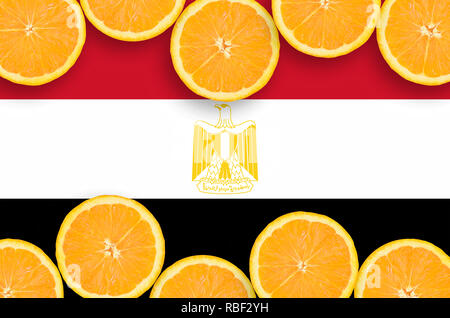 Bandiera dell'Egitto nel telaio orizzontale di orange agrumi fette. Concetto di crescita nonché di importazione ed esportazione di agrumi Foto Stock