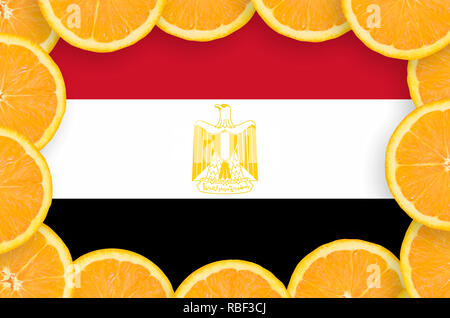 Bandiera dell'Egitto in frame di orange agrumi fette. Concetto di crescita nonché di importazione ed esportazione di agrumi Foto Stock