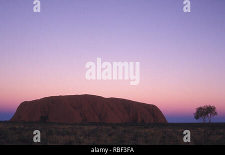 Uluru noto anche come Ayers Rock e ufficialmente gazetted come 'Uluru / Ayers Rock' è una grande roccia arenaria la formazione nella parte meridionale del NT. Foto Stock