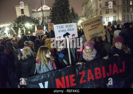 Varsavia, Mazowieckie, Polonia. Il 9 gennaio, 2019. Gli attivisti hanno visto tenendo un banner e cartelloni durante la protesta.Gli attivisti si erano radunati davanti al Parlamento e in tutto il paese per protestare. Il governo polacco e il Ministero dell'ambiente ha deciso che come parte della lotta contro la malattia di ASF (Peste suina africana), 210.000 cinghiali, comprese le scrofe gravide e dei suinetti svezzati, anche vivere in parchi nazionali, sarà slained in Polonia sui prossimi tre fine settimana. Credito: ZUMA Press, Inc./Alamy Live News Foto Stock