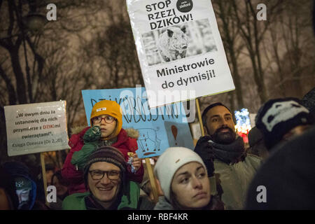 Varsavia, Mazowieckie, Polonia. Il 9 gennaio, 2019. I dimostranti sono visti tenendo cartelloni durante la protesta.Gli attivisti si erano radunati davanti al Parlamento e in tutto il paese per protestare. Il governo polacco e il Ministero dell'ambiente ha deciso che come parte della lotta contro la malattia di ASF (Peste suina africana), 210.000 cinghiali, comprese le scrofe gravide e dei suinetti svezzati, anche vivere in parchi nazionali, sarà slained in Polonia sui prossimi tre fine settimana. Credito: ZUMA Press, Inc./Alamy Live News Foto Stock