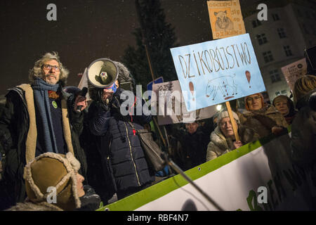 Varsavia, Mazowieckie, Polonia. Il 9 gennaio, 2019. Un attivista visto cantando slogan su un mega telefono durante la protesta.Gli attivisti si erano radunati davanti al Parlamento e in tutto il paese per protestare. Il governo polacco e il Ministero dell'ambiente ha deciso che come parte della lotta contro la malattia di ASF (Peste suina africana), 210.000 cinghiali, comprese le scrofe gravide e dei suinetti svezzati, anche vivere in parchi nazionali, sarà slained in Polonia sui prossimi tre fine settimana. Credito: ZUMA Press, Inc./Alamy Live News Foto Stock