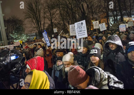 Varsavia, Mazowieckie, Polonia. Il 9 gennaio, 2019. I dimostranti sono visti tenendo cartelloni dicendo fermare il massacro durante la protesta.Gli attivisti si erano radunati davanti al Parlamento e in tutto il paese per protestare. Il governo polacco e il Ministero dell'ambiente ha deciso che come parte della lotta contro la malattia di ASF (Peste suina africana), 210.000 cinghiali, comprese le scrofe gravide e dei suinetti svezzati, anche vivere in parchi nazionali, sarà slained in Polonia sui prossimi tre fine settimana. Credito: ZUMA Press, Inc./Alamy Live News Foto Stock