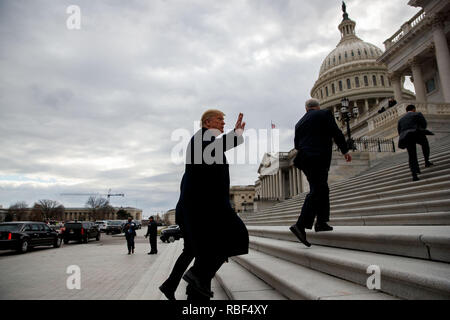 (190109) -- WASHINGTON, gen. 9, 2019 (Xinhua) -- STATI UNITI Presidente Donald Trump (anteriore) arriva al Campidoglio per un senato politica repubblicana pranzo in DC di Washington, negli Stati Uniti il 9 gennaio, 2019. (Xinhua/Ting Shen) Foto Stock