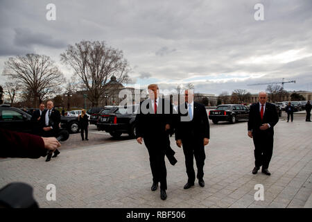 (190109) -- WASHINGTON, gen. 9, 2019 (Xinhua) -- STATI UNITI Presidente Donald Trump (L, anteriore), accompagnato dal Vice Presidente Mike pence (C, anteriore), arriva al Campidoglio per un senato politica repubblicana pranzo in DC di Washington, negli Stati Uniti il 9 gennaio, 2019. (Xinhua/Ting Shen) Foto Stock