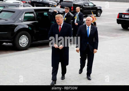 (190109) -- WASHINGTON, gen. 9, 2019 (Xinhua) -- STATI UNITI Presidente Donald Trump (L, anteriore) arriva al Campidoglio per un senato politica repubblicana pranzo in DC di Washington, negli Stati Uniti il 9 gennaio, 2019. (Xinhua/Ting Shen) Foto Stock