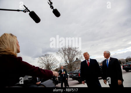 (190109) -- WASHINGTON, gen. 9, 2019 (Xinhua) -- STATI UNITI Presidente Donald Trump (2R), accompagnato dal Vice Presidente Mike pence (1R), arriva al Campidoglio per un senato politica repubblicana pranzo in DC di Washington, negli Stati Uniti il 9 gennaio, 2019. (Xinhua/Ting Shen) Foto Stock