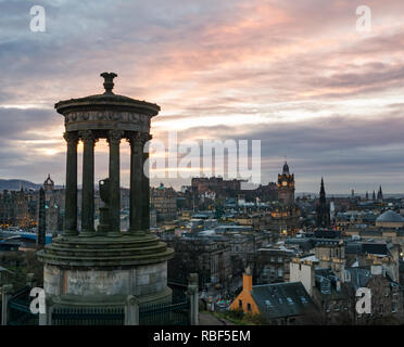 Edimburgo, Scozia, Regno Unito, 9 gennaio 2019. Regno Unito: Meteo Silhouette della Douglas Stewart monumento su Calton Hill che si affaccia sul centro città skyline al tramonto con il Balmoral torre dell orologio illuminato, guglie della chiesa e il Castello di Edimburgo Foto Stock