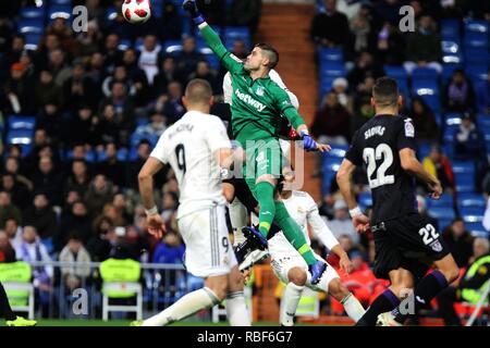 Madrid. Il 9 gennaio, 2019. Leganes' portiere Ivan Cuellar (2 L) compete durante il re spagnolo's Cup round di 16 prima gamba partita di calcio tra il Real Madrid e Leganes Madrid, in Spagna il 9 gennaio, 2019. Il Real Madrid vince 3-0. Credito: Edward F. Peters/Xinhua/Alamy Live News Foto Stock